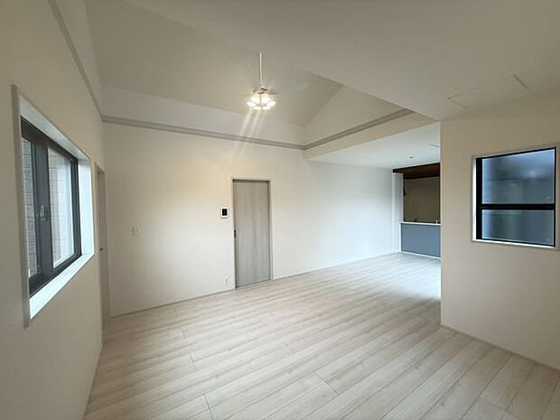 【LDK】シンプルな内装のため、お好みの家具を配置してインテリアを楽しめます。天井が高く、空間を広く感じられて、開放感のあるリビングです。