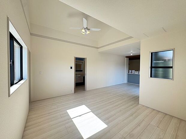 【LDK】シンプルな内装のため、お好みの家具を配置してインテリアを楽しめます。天井が高く、空間を広く感じられて、開放感のあるリビングです。※家具調度品等は販売価格に含まれません。