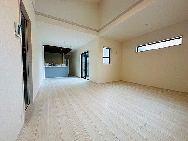 【LDK】家族と顔を合わせながら料理ができる対面キッチンです。リビングとダイニングをゾーニングしやすい間取りです。