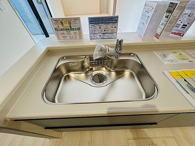 【キッチン】浄水器付きです。ろ過された水道水を、いつでも料理や飲用に使用できます。