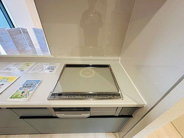 【キッチン】IHクッキングヒーター・グリル・浄水器付きのシステムキッチンです。