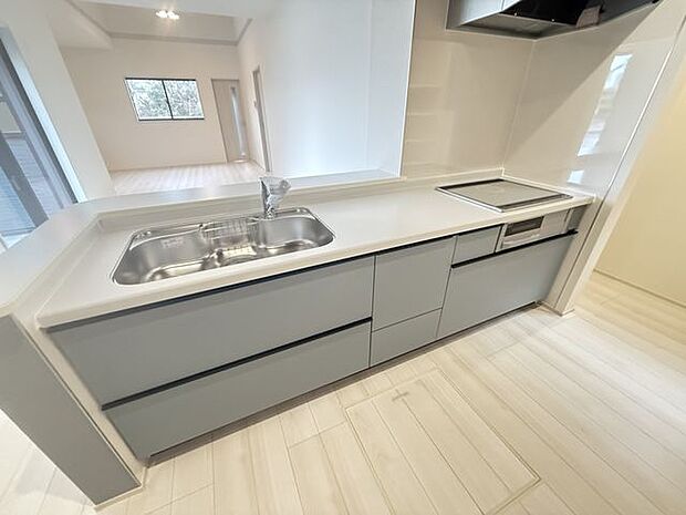 【LDK】リビングとダイニングをゾーニングしやすい間取りです。対面式のため、食器の配膳がしやすいです。