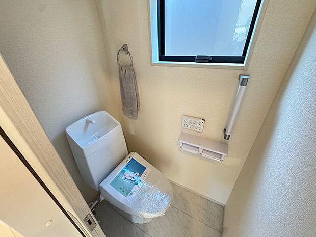 【トイレ】温水洗浄便座付きのトイレ。操作のしやすい壁付リモコンです。