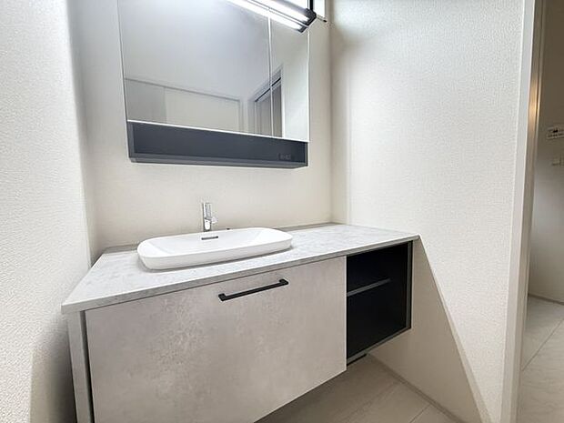 【洗面室】独立した洗面室のため、ご家族が入浴中も気兼ねなく身支度を整えられます。