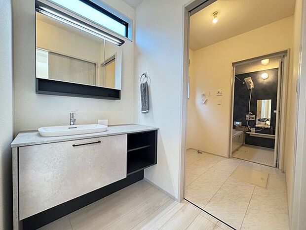 【洗面室】鏡裏・洗面ボウル下に収納スペースがあり、洗面用品や化粧品、ストック類など整理できます。