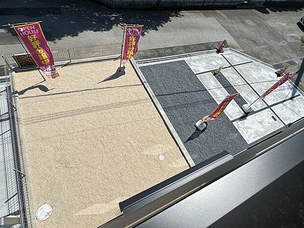 【外構/施工例】駐車スペースはコンクリート仕上げでお手入れしやすい仕様です。※実際とは異なる場合があります。