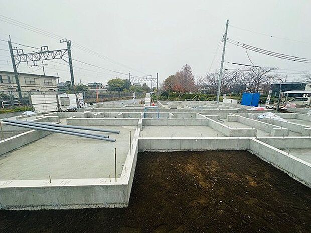 【前面道路含む外観】駐車場は並列で2台可能です。前面道路との段差が少なく、自転車や歩いてのお出かけもしやすい環境です。