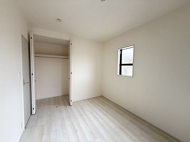 【洋室】各洋室にクローゼットが備わっているので、収納家具を最小限に、住空間を広々と使えます。