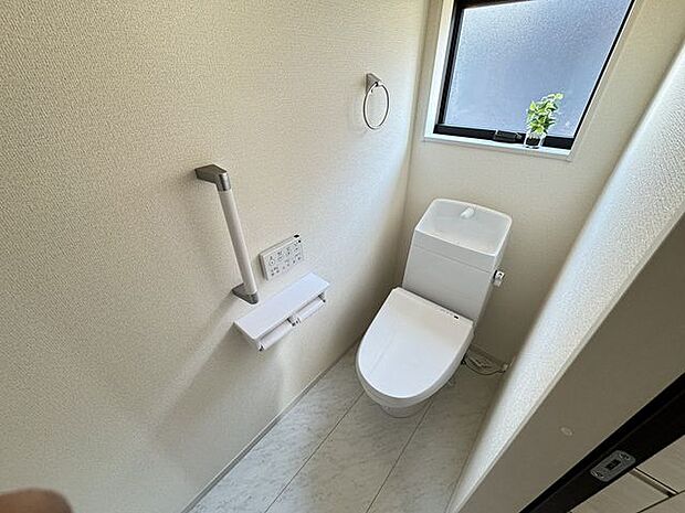 【トイレ/施工例】温水洗浄便座付きのトイレ。操作のしやすい壁付リモコンです。※実際とは異なる場合があります。