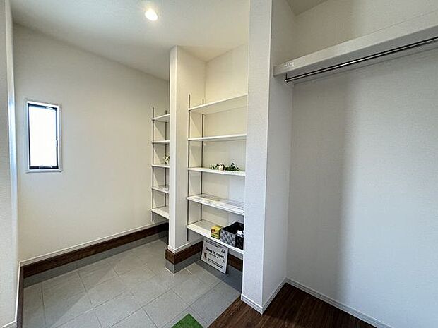【シューズインクローク/施工例】靴やお子様の遊び道具がたっぷり収納できます。玄関から近いのでストック品の収納にも重宝しそうです。※実際とは異なる場合があります。