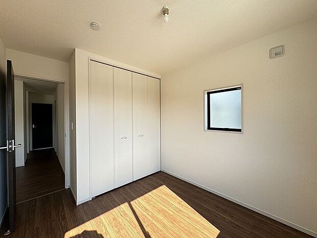 【洋室/施工例】各洋室にクローゼットが備わっているので、収納家具を最小限に、住空間を広々と使えます。※実際とは異なる場合があります。