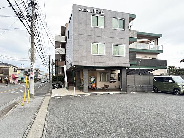 邦潤会わかば宮本医院 徒歩5分。総合診療・内科・精神科などがあります。診療時間やネット予約はHPから確認できます。 400m