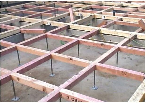 【鋼製床束】◆建物の床をささえる『床束(ゆかづか)』という支持材に、サビやシロアリを寄せ付けない鋼製の床束を採用することにより、従来品に比べ床構造の耐久性を向上させています。