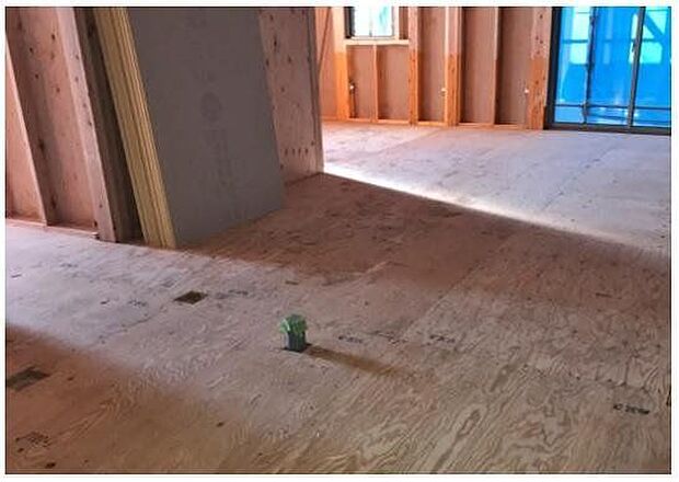 【横揺れに強い剛床工法】◆一建設の住まいでは、1階と2階の床に「剛床工法」を採用しています。これは構造用面材を土台と梁に直接留めつける工法で、床を一つの面として家全体を一体化します。