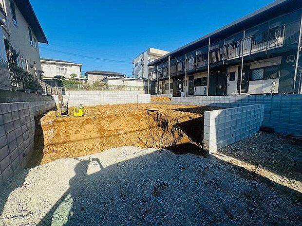 【現地写真/1号棟】全居室収納付きのため、衣類や小物類が収納できます。住居スペースがスッキリ片付くので、部屋全体を有効活用できます。