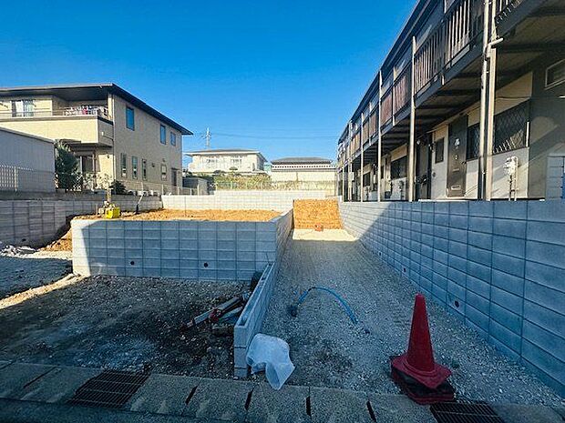 【現地写真/1号棟】L型バルコニーが備わっています。テラスからの陽光を採り入れ、明るくなるように設計されています。気分転換に外の空気を吸ってリフレッシュできそうです。