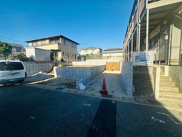 【前面道路を含む現地写真/2号棟】周辺は低層住宅が並ぶ第一種低層住居専用地域ですので、落ち着いた住宅街です。ぜひ、周辺環境も含めて、実際に現地をご見学ください。