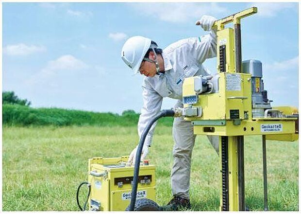 【基礎着工前の地盤調査と地盤改良】◆新築の住宅において、基礎着工前に地盤調査会社による地盤調査を行っています。調査結果を元に、必要に応じた、地盤補強等を実施します。