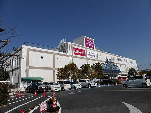 イオンタウン木更津朝日 徒歩10分。スーパーやドラッグストア、衣料品店、飲食店、100円ショップ、書店など複数の店舗が入る複合型商業施設です。営業時間は各店舗により異なります。 750m