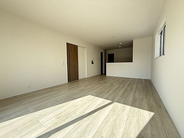 【LDK/約18.25帖】LDKは約18.25帖。家具などを置いてもゆとりのある広さです。お互いの顔を見ながら会話ができる対面仕様のシステムキッチンが採用されています。