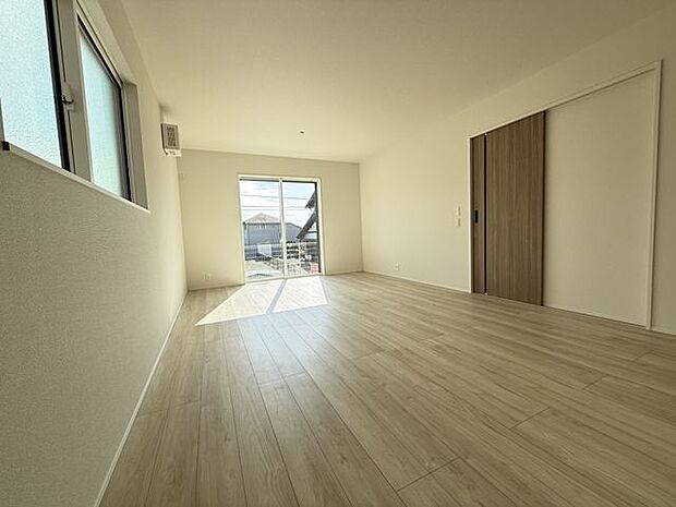 【LDK/約18.25帖】南西側含む2面採光が確保されています。心地良い光と風が注ぐLDKで、ご家族団らんの時間を楽しめます。