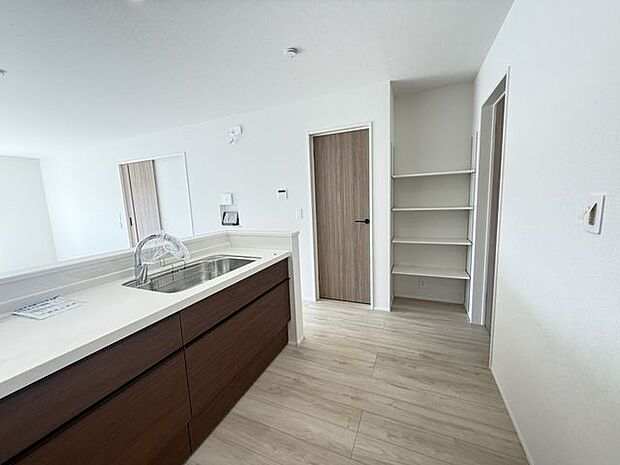 【キッチン】LD全体を見渡せる対面式キッチン。LDで過ごすご家族とのコミュニケーションをとりながら作業ができます。