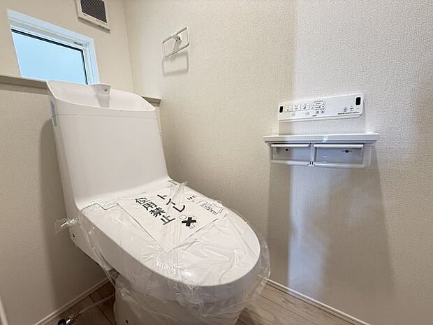 【トイレ/1階】年間を通して快適に使用できる、温水洗浄便座付きトイレです。