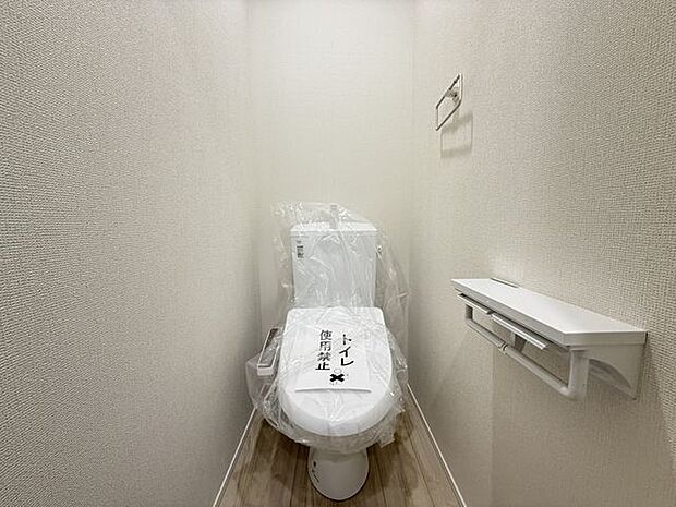 【トイレ/2階】各階トイレ付きです。どの居室で過ごしていても、階を移動せずに利用できるため便利です。