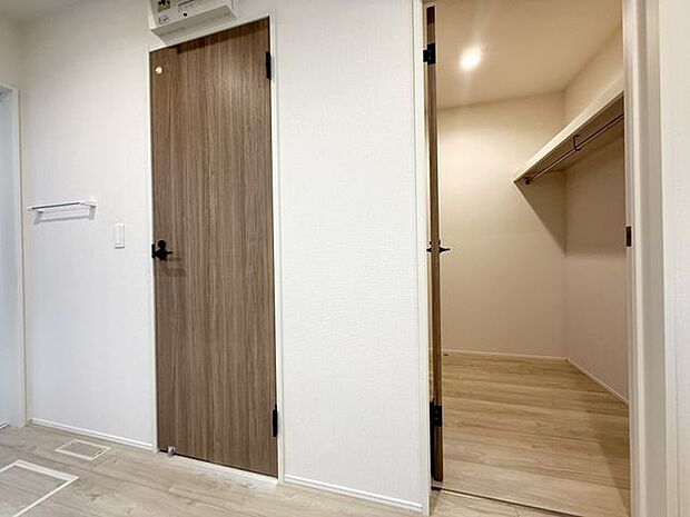 【洗面室】洗面室に隣接した便利なランドリースペース。洗濯に関する作業を1か所で行えるため、家事動線を短縮し、日々の負担を軽減します。