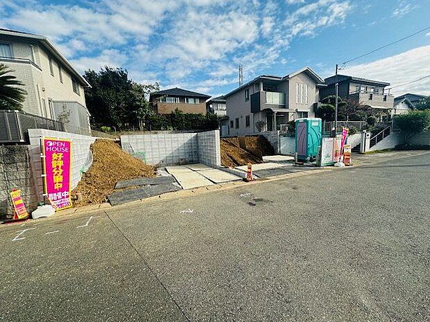 【現地外観写真】前面道路は南西側、幅員約6mの広さです。ゆとりがあり、駐車や車同士のすれ違いがスムーズに行えそうです。