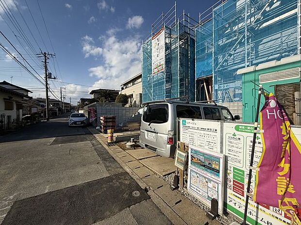 【現地外観写真】第一種低層住居専用地域内に位置しています。将来、周辺に日差しを遮るような高い建物が建つ心配が少ないです。