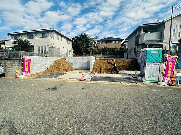 【現地外観写真】第一種低層住居専用地域内に位置しています。将来、周辺に日差しを遮るような高い建物が建つ心配が少ないです。
