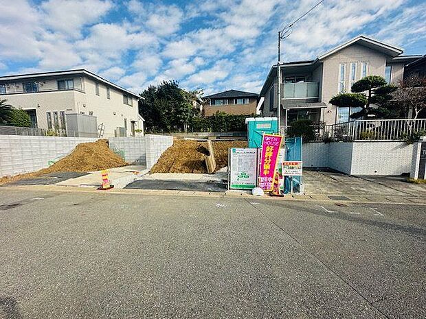【現地外観写真】前面道路は南西向きです。暖かい陽光がたっぷりと入る、明るい住まいでの生活が実現します。