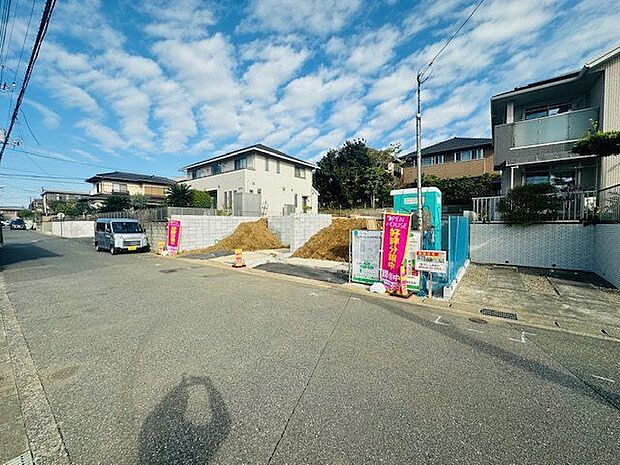 【現地外観写真】周辺に視界を遮るような高い建物はありません。開放感があり、のびのびとした生活を送ることができそうです。