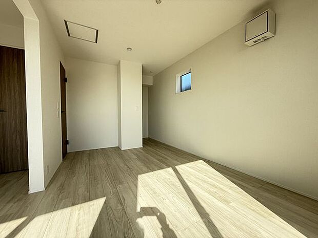 【洋室/約7.1帖】ウォークインクローゼット付きですので、住空間を広く使うことができます。