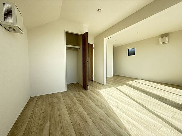 【洋室/約5.75帖】ホワイト調のクロス貼りで、明るくシンプルな洋室。お好みのお部屋作りが楽しめます。