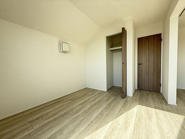 【洋室/約5.75帖】クローゼットが備え付けられています。収納家具を最小限に抑え、住空間を有効活用できます。