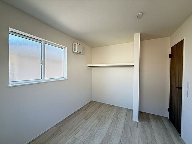 【洋室/約5.2帖】腰高窓につき、窓付近にもベッドや机を配置可能です。