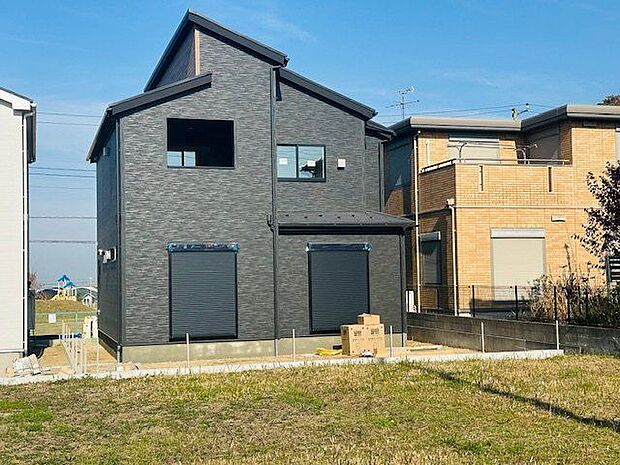 【外観/3号棟】南側からの外観。LDKの掃き出し窓にはシャッター雨戸が備わっています。