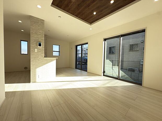 【LDK(約16帖)】LDKは折上天井が採用されており、開放感があります。