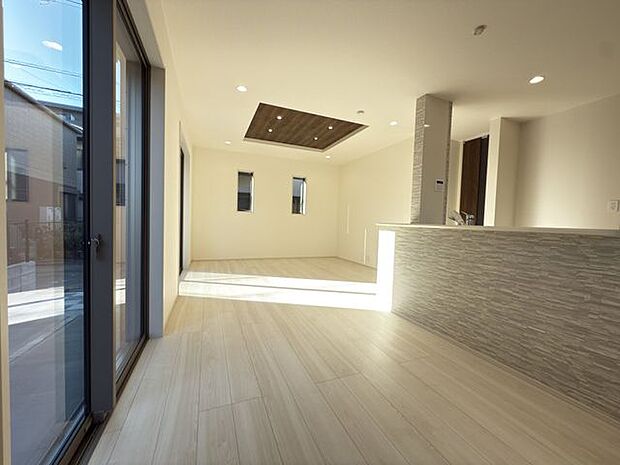 【LDK(約16帖)】様々なインテリアと相性が良さそうな、ナチュラルな内装が施されています。