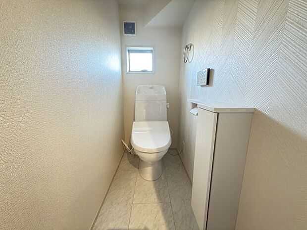 【トイレ/1階】毎日快適に使用することができる温水洗浄便座付きのトイレです。