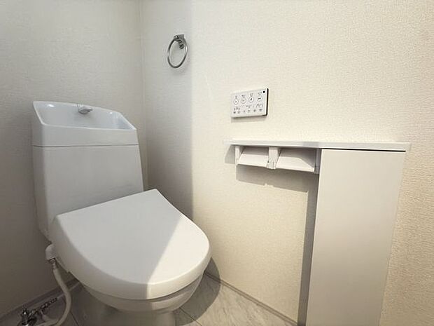 【トイレ/2階】温水洗浄便座のリモコンは壁面に取り付けられており、操作がしやすいです。