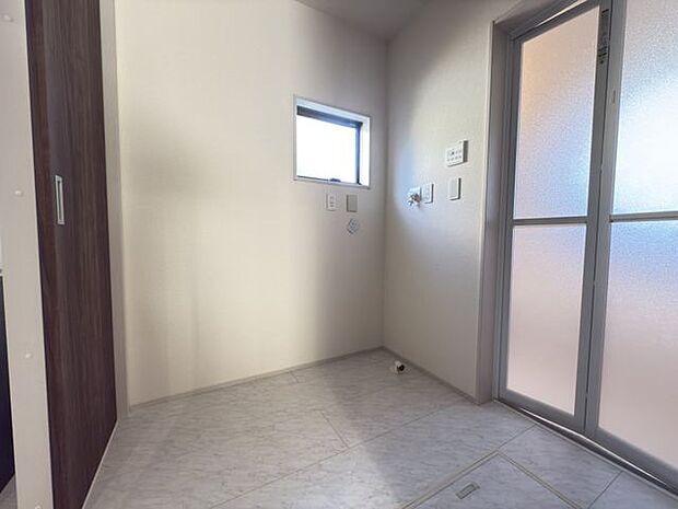 【洗面室】洗濯機を置いてもゆとりのある広さが確保されています。