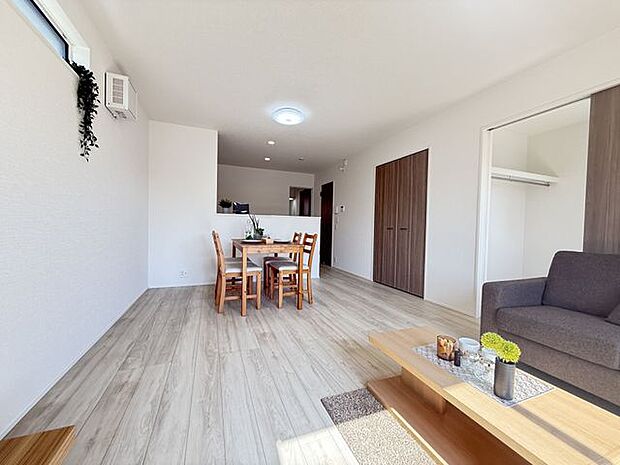 【LDK/約16.0帖】リビングに収納が設けられており、お部屋をすっきりと片づけることができます。※家具調度品等は販売価格に含まれません。