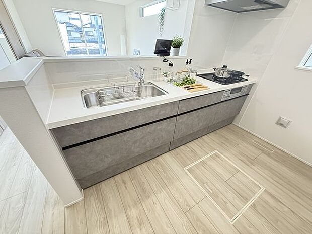 【キッチン】対面式キッチンが採用されています。キッチンからリビング全体を見渡すことができ、ご家族との会話が弾む空間です。※家具調度品等は販売価格に含まれません。