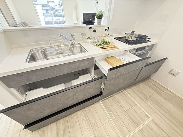 【キッチン】天板下にスライド式の収納が設けられています。※家具調度品等は販売価格に含まれません。