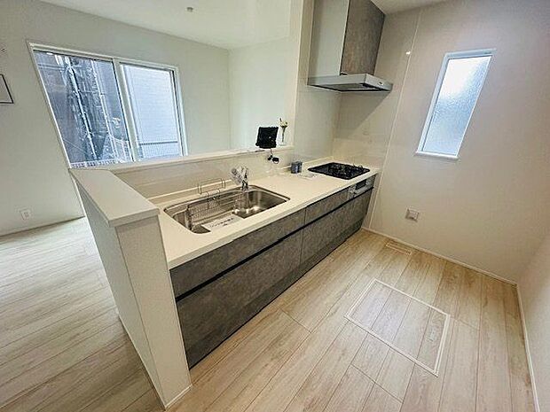 【システムキッチン同仕様】◆キッチンワークが楽しくなる、スタイリッシュなデザインのシステムキッチンです。収納を備え、効率良く調理することができます。