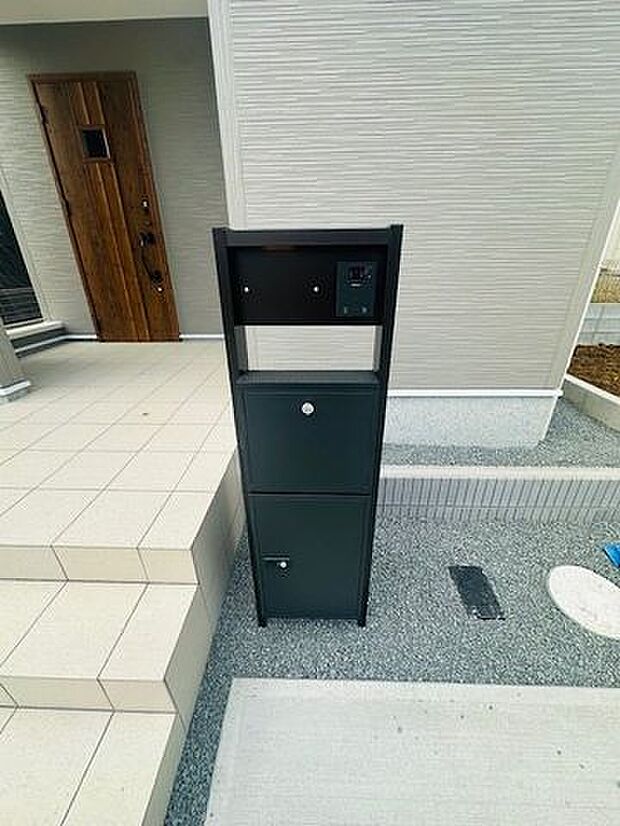 【宅配BOX同仕様】◆不在時でも荷物の受け取りができる便利な宅配BOX付き。配達時間を気にすることなく、外出することができます。