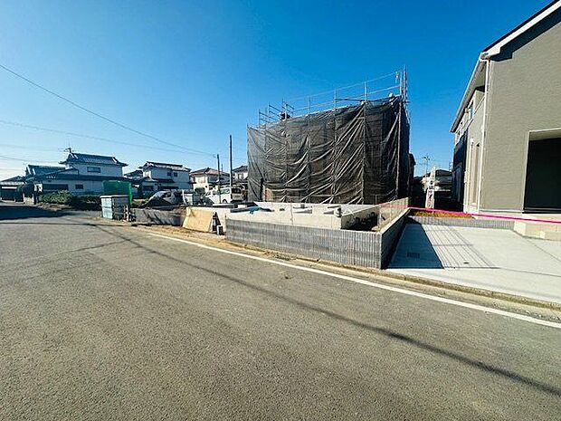 【現地外観写真/12号棟】コンクリート仕上げの駐車場。駐車スペースは2台可能です(車種による)。車を置いてない時はお子様のプレイスペースにもなります。